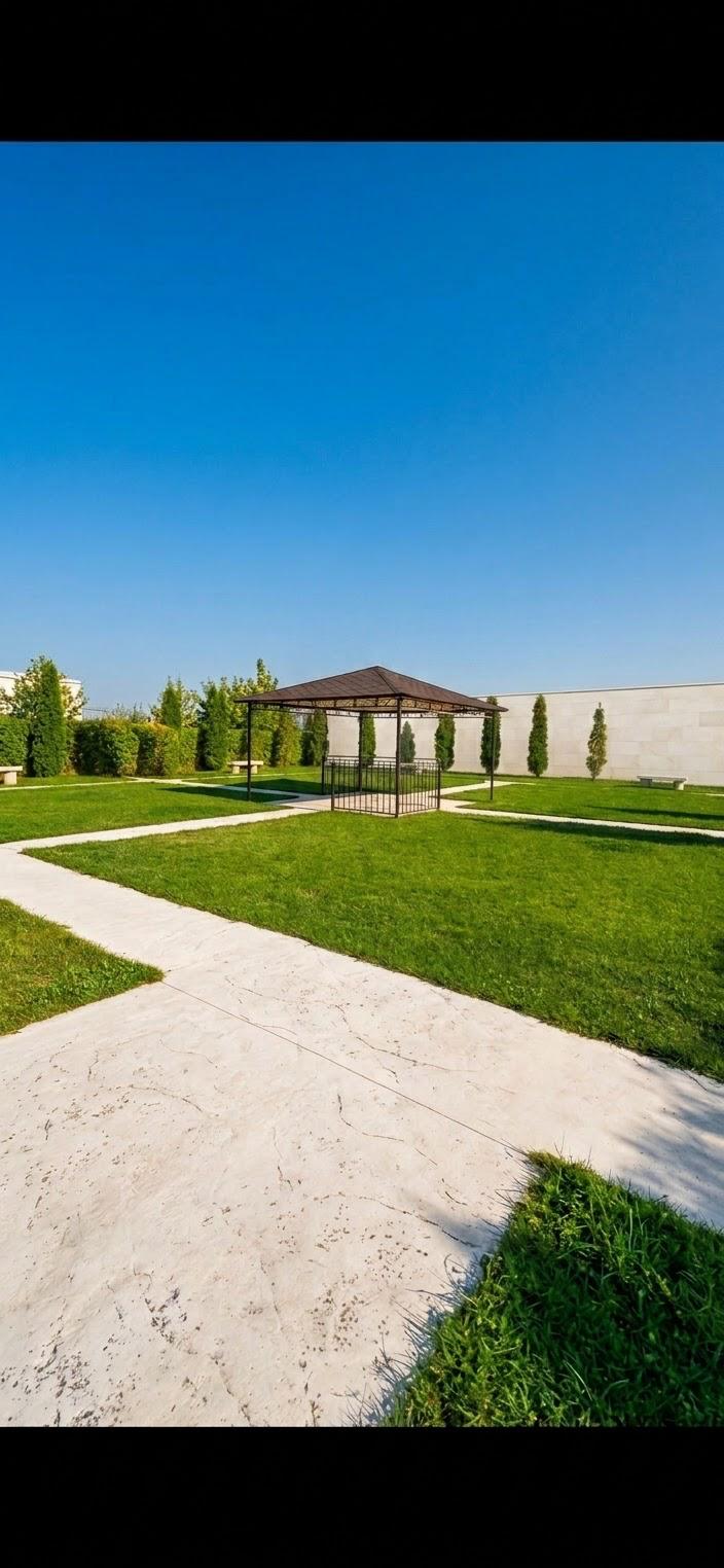 Vedere panoramică a grădinii Hotelului Elite pentru evenimente în aer liber