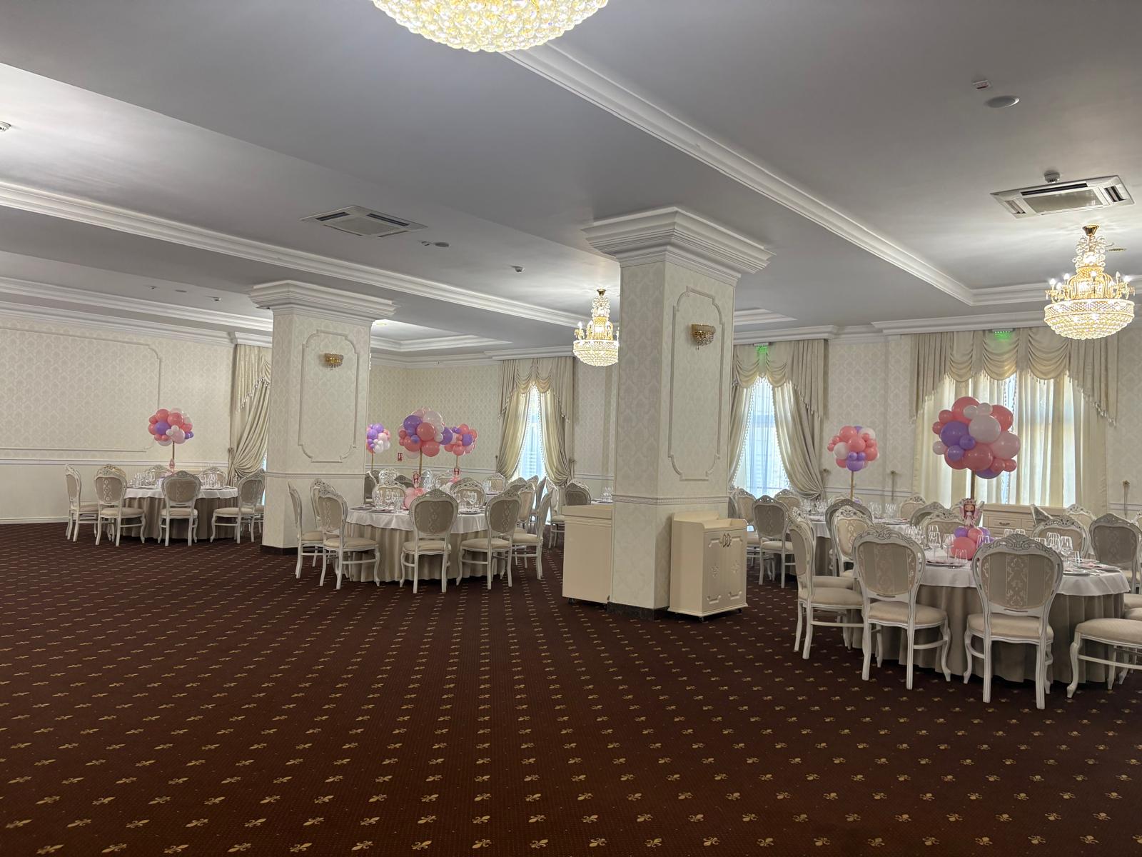 Sala mare pregătită pentru un eveniment festiv