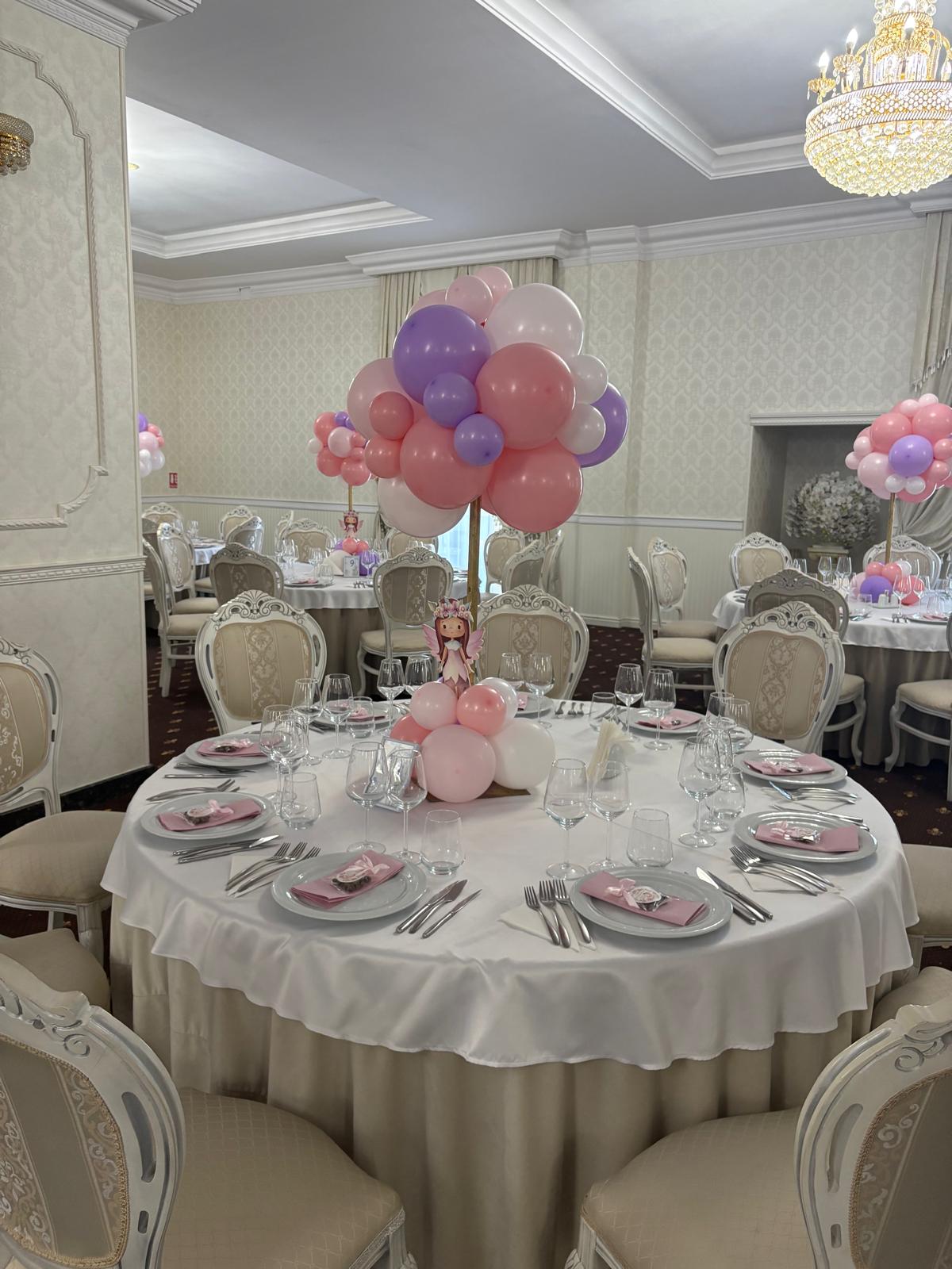 Amenajare festivă în sala mare de evenimente