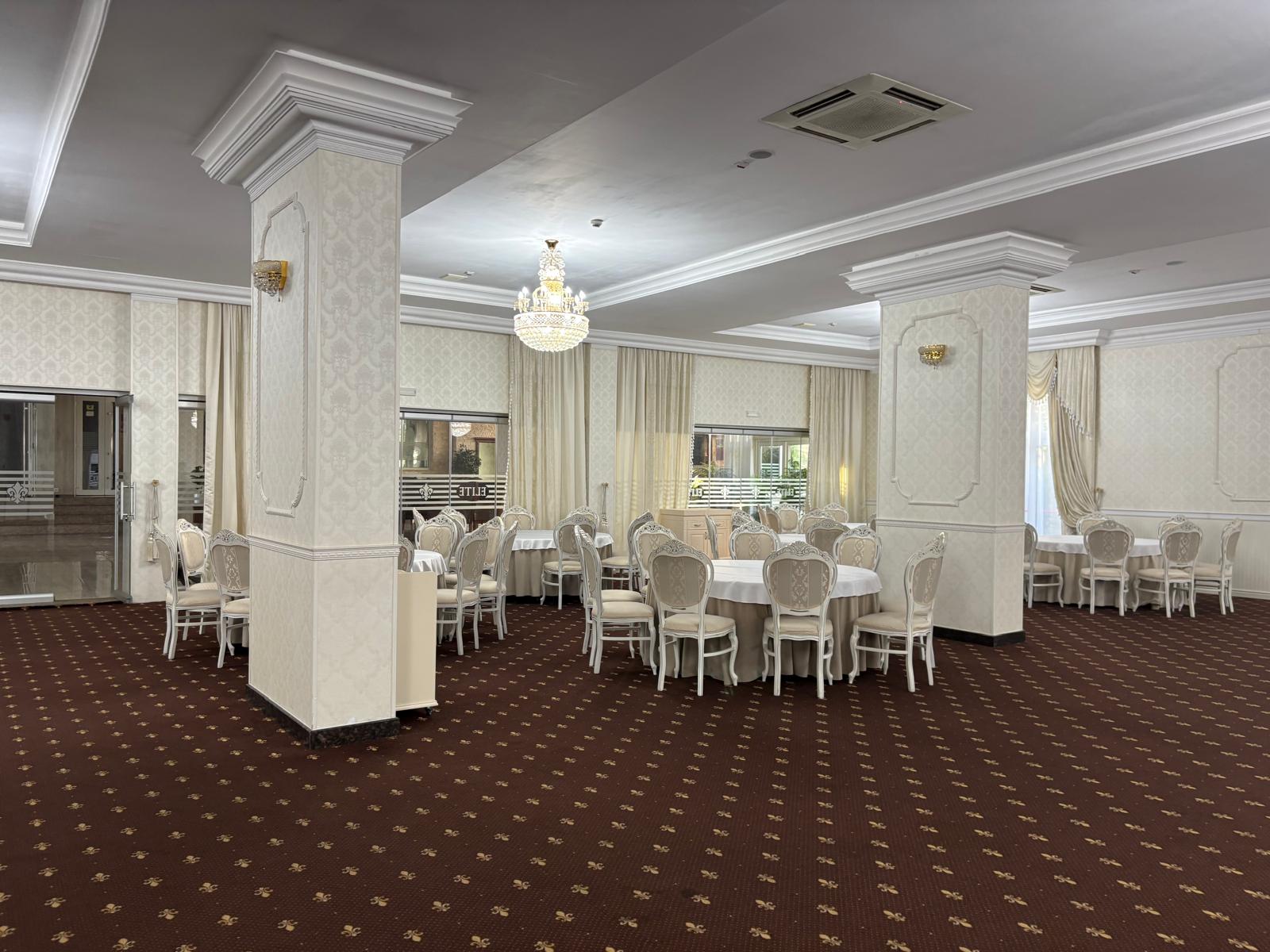 Vedere amplă asupra sălii mari de evenimente