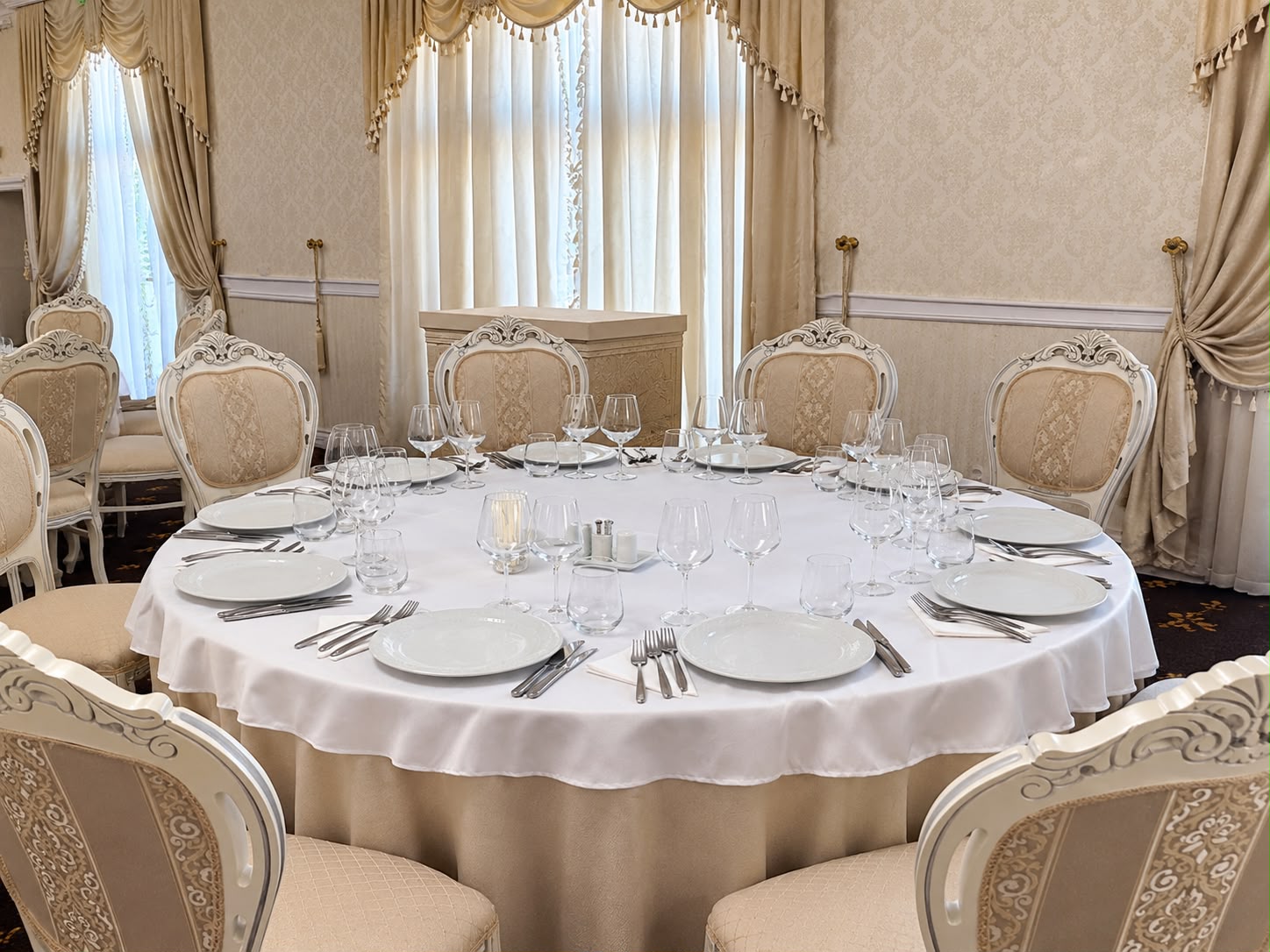 Masă festivă pregătită în sala mare