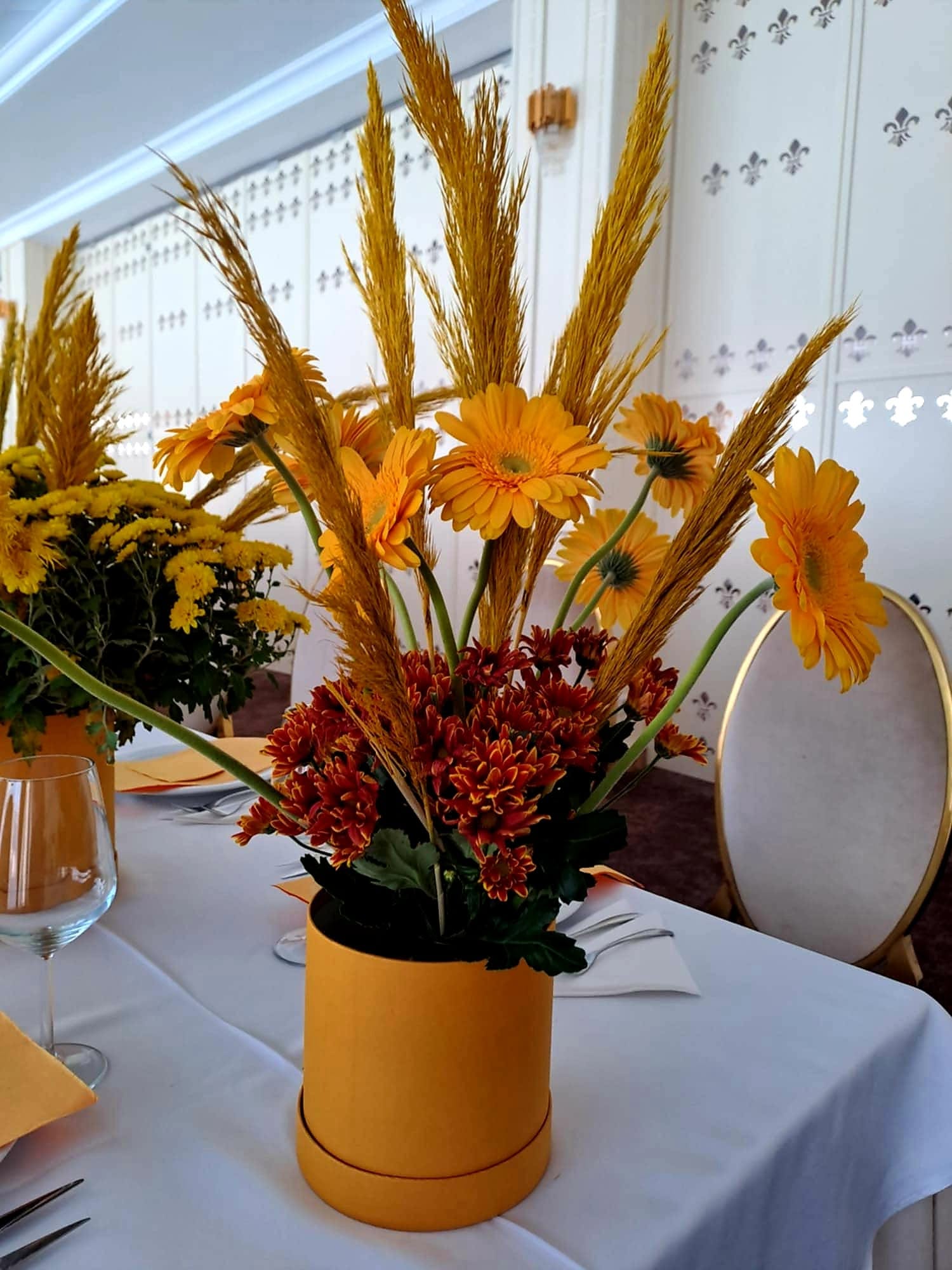 Detaliu floral din tema aurie a sălii mici