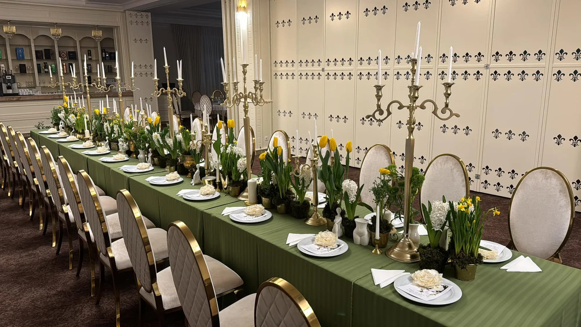 Sala mică amenajată într-o temă verde elegantă