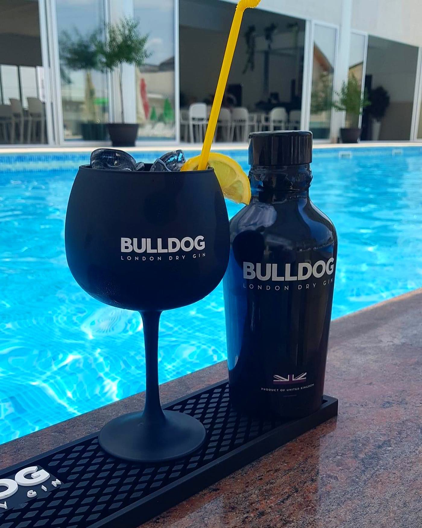 Băutură servită lângă piscină