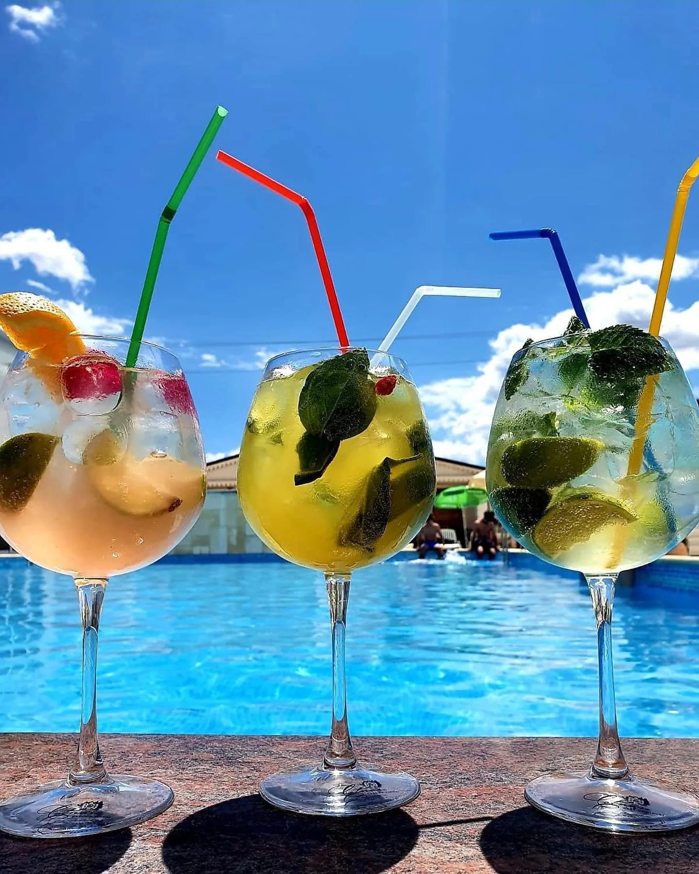 Cocktailuri servite la barul piscinei Hotelului Elite