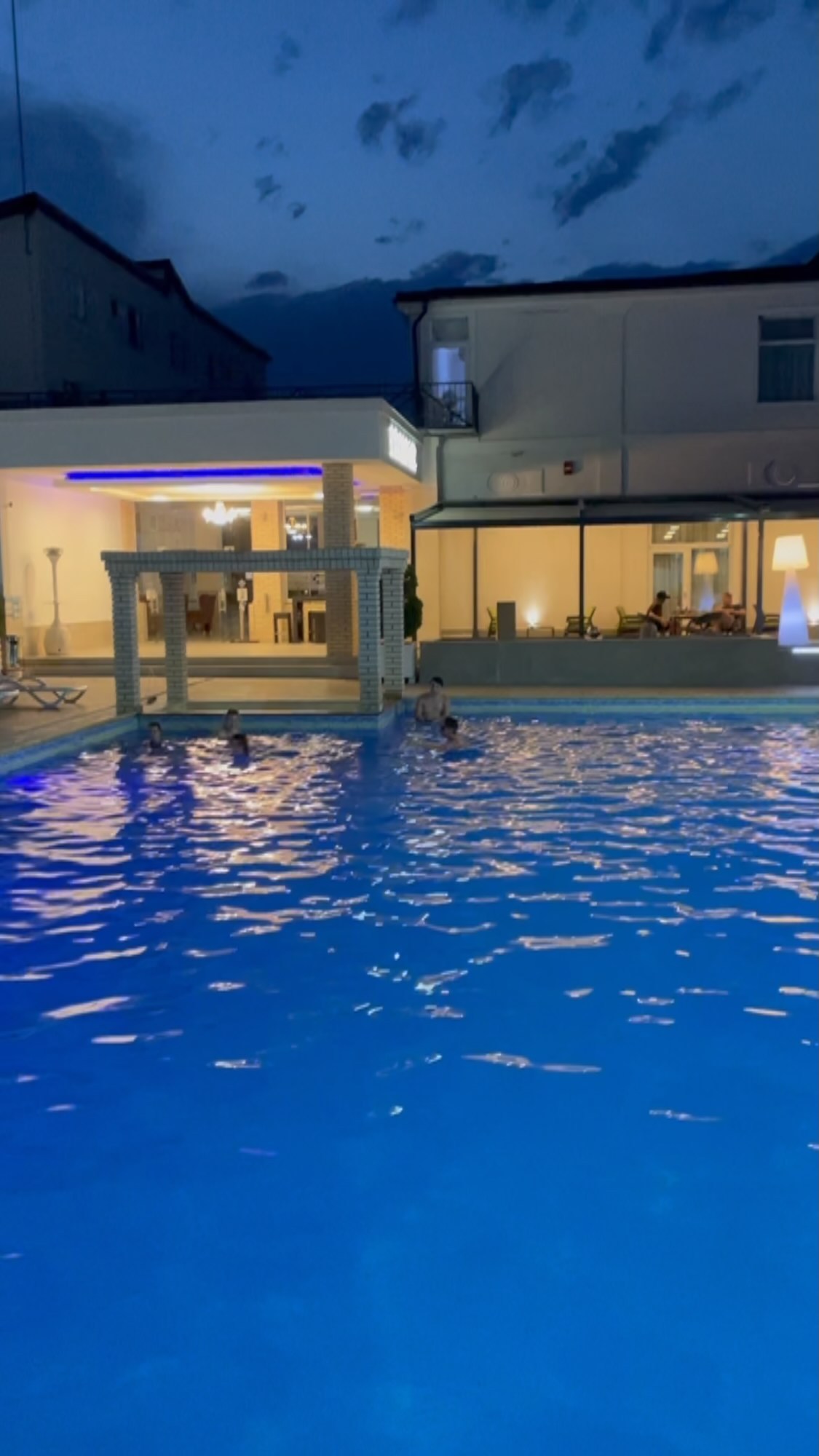 Piscina Hotelului Elite seara