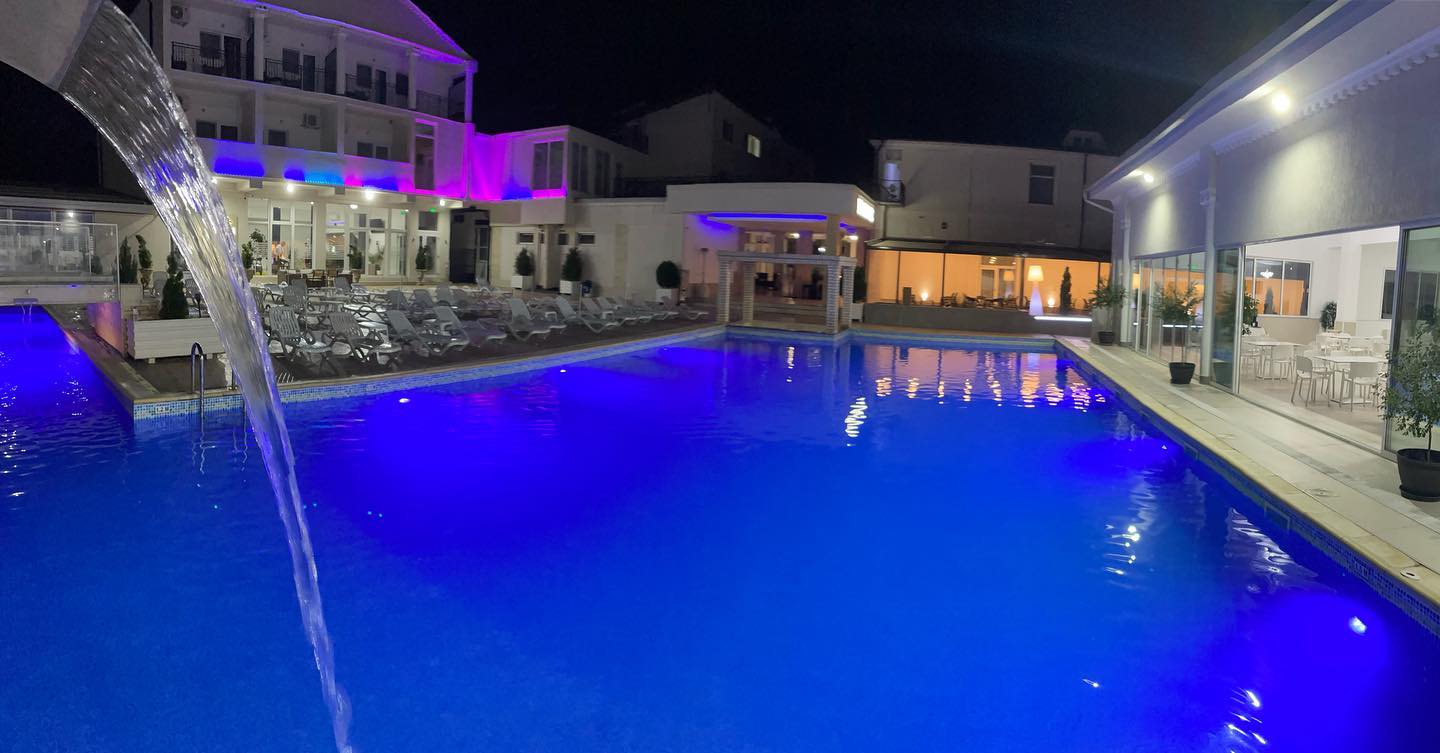 Piscina iluminată pe timpul serii