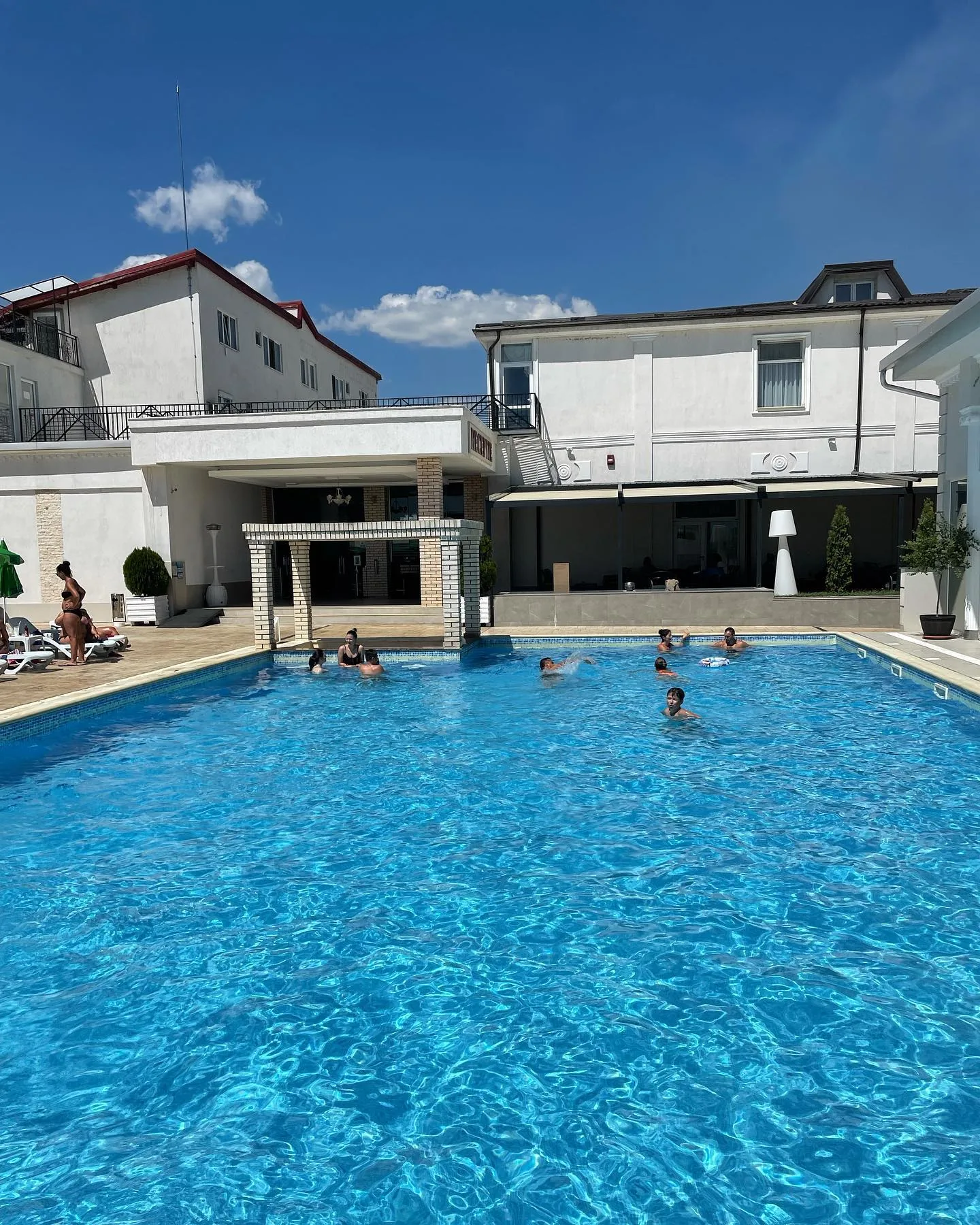 Piscina exterioară într-o zi însorită