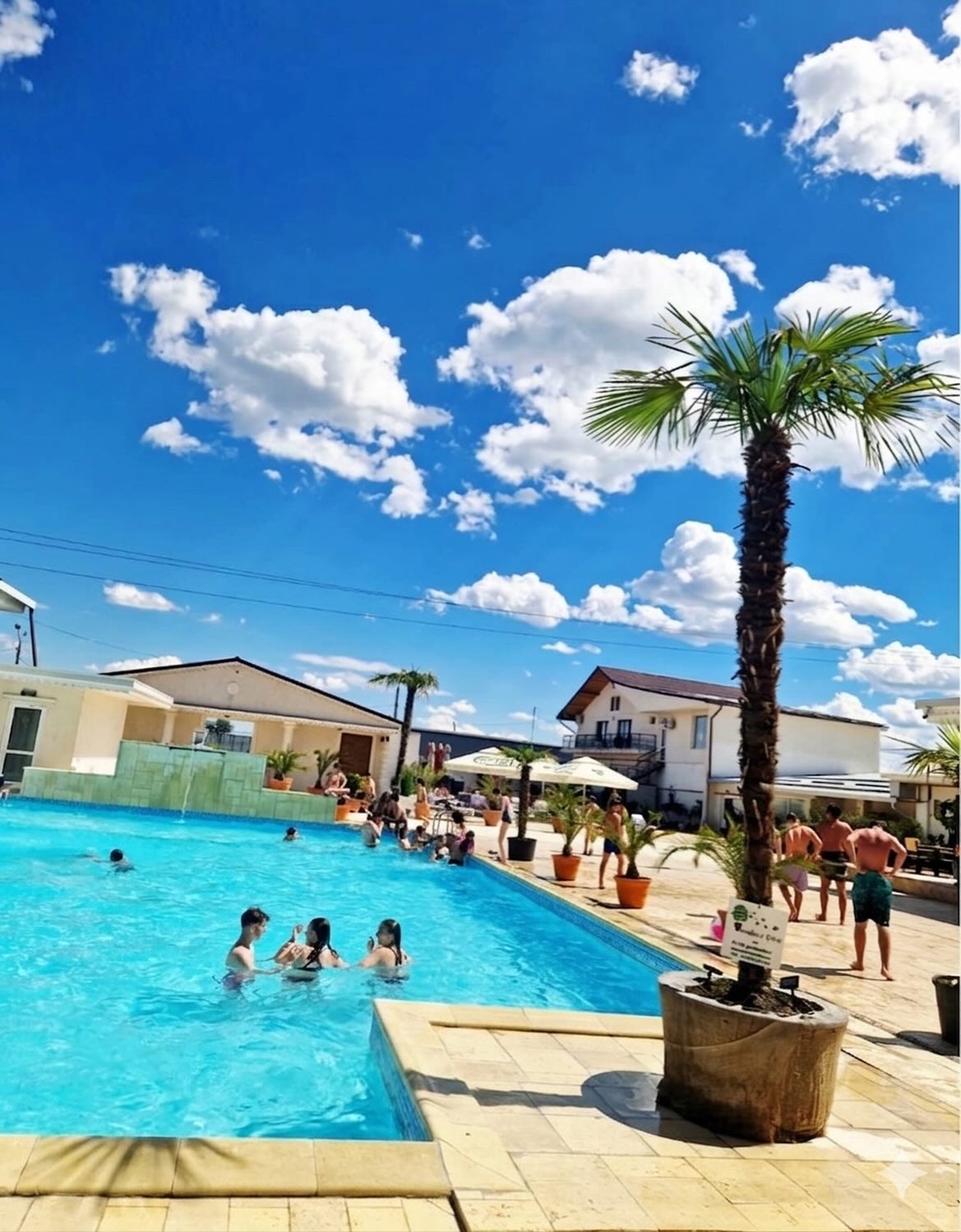 Piscina exterioară a Hotelului Elite