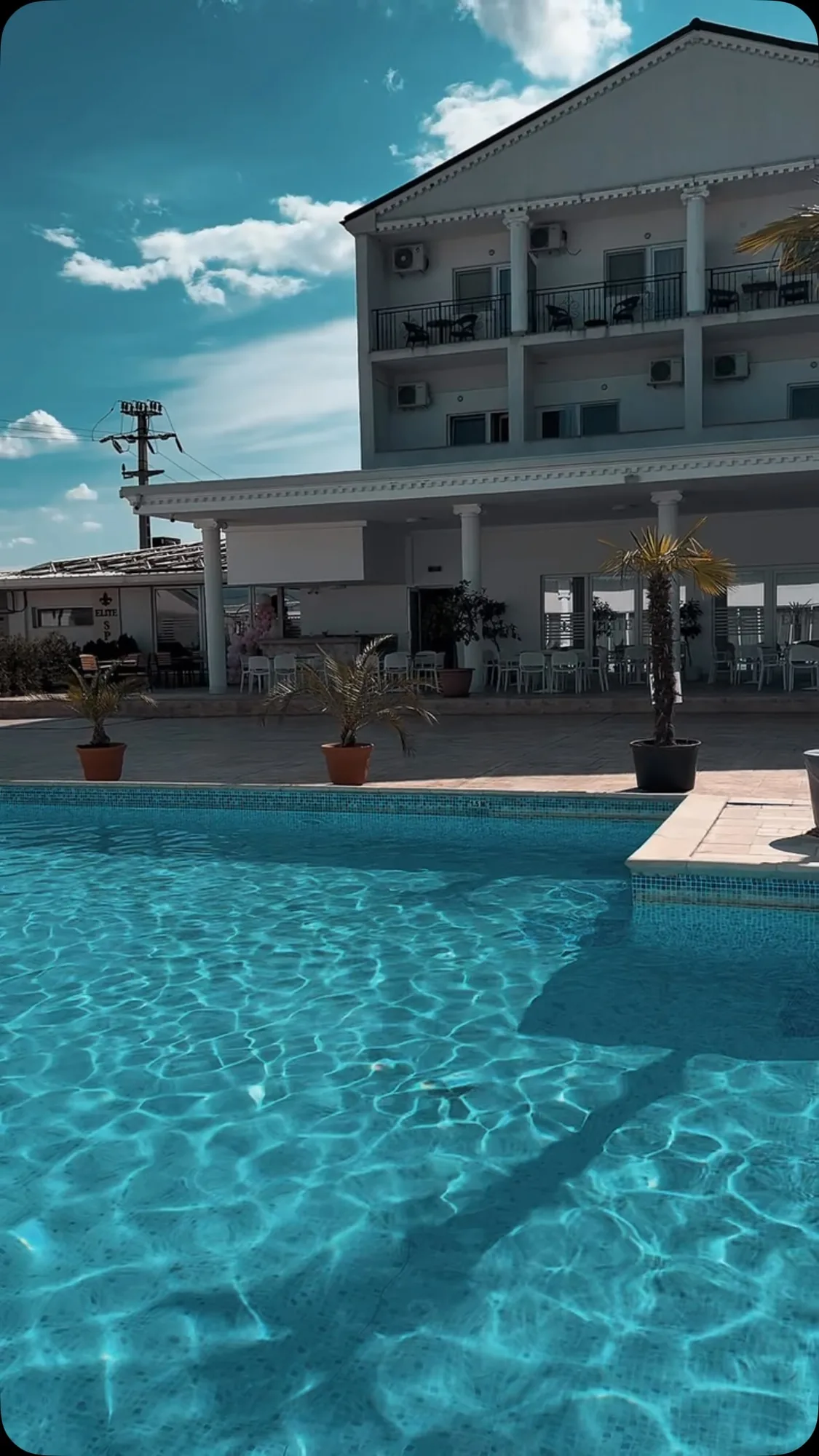 Piscina și Hotelul Elite