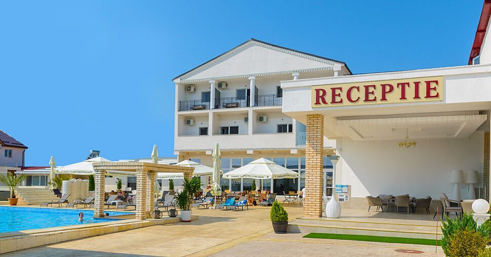 Șezlonguri lângă piscina Hotelului Elite