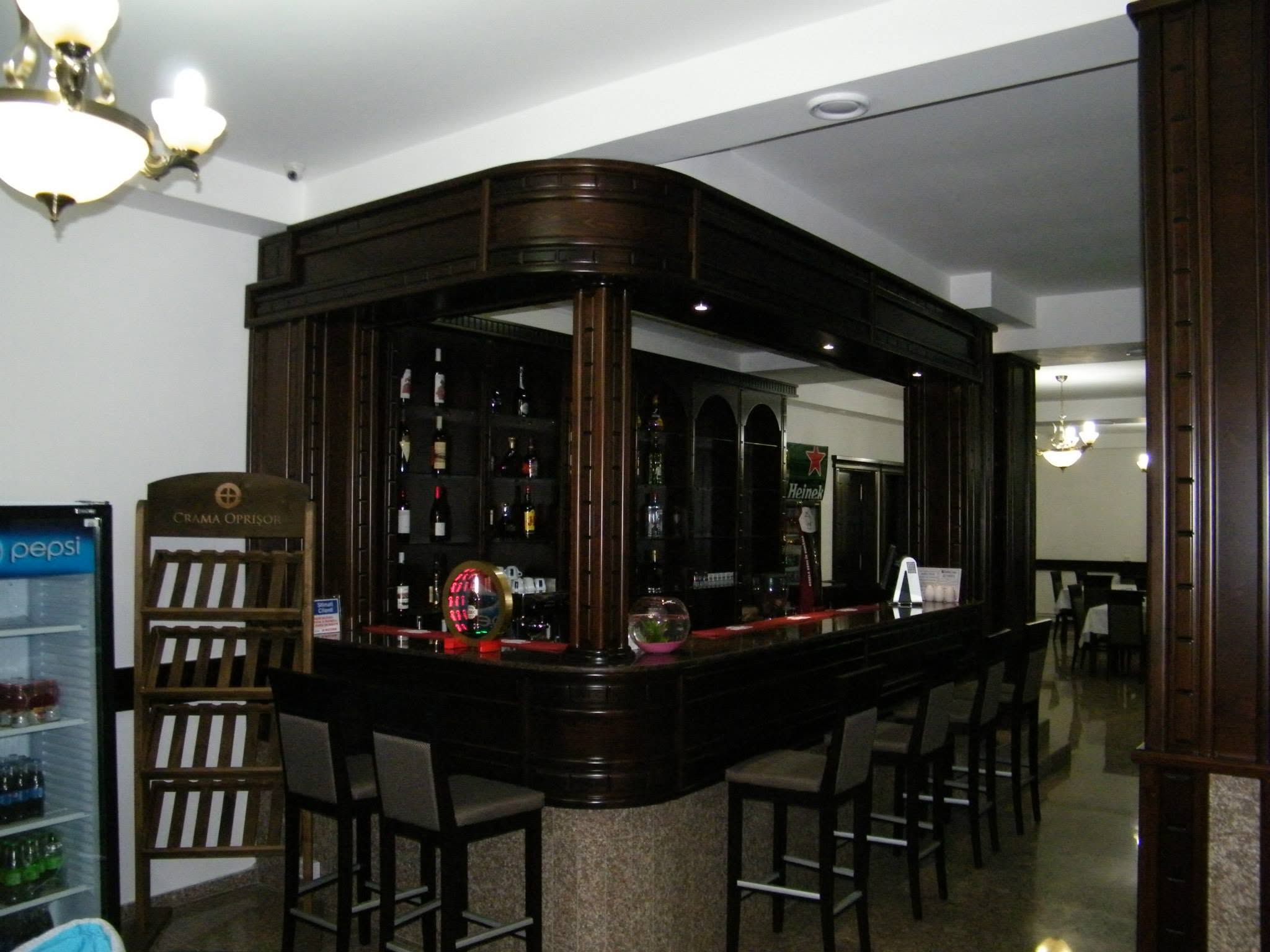 Barul restaurantului văzut din lateral