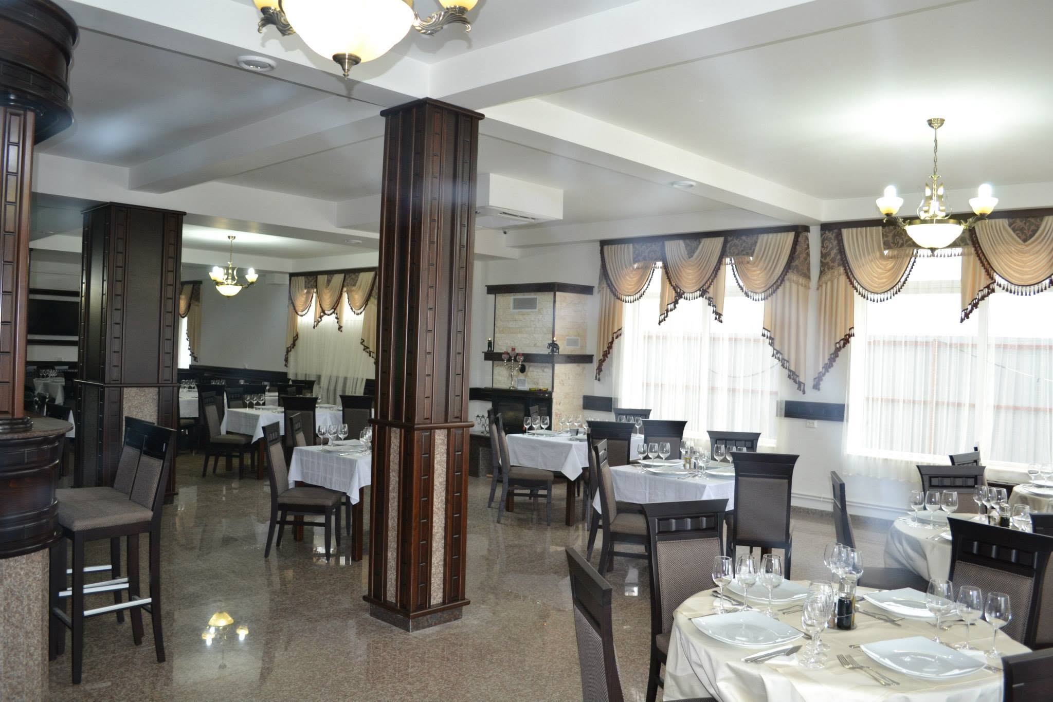 Sala elegantă a restaurantului