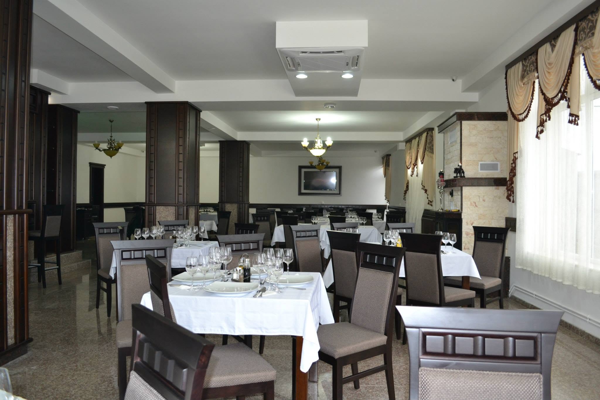 Interior clasic al Restaurantului Elite