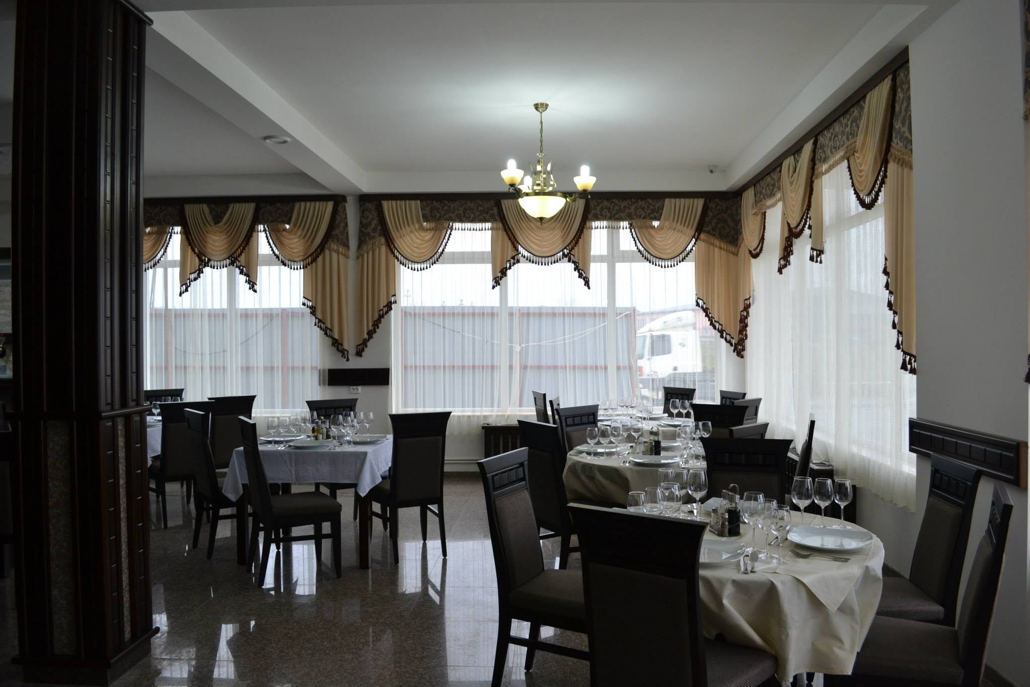 Sala restaurantului lângă ferestre