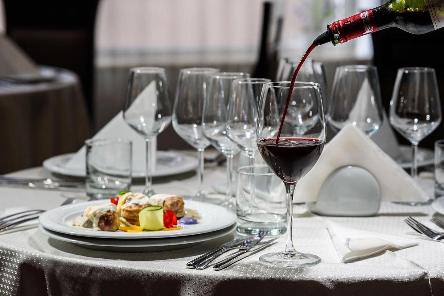 Servirea vinului la Restaurantul Elite