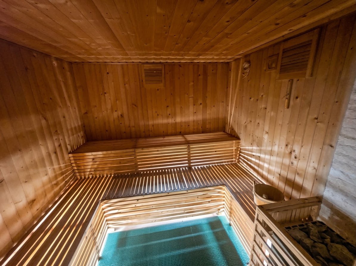 Saună uscată cu interior din lemn la Spa Elite