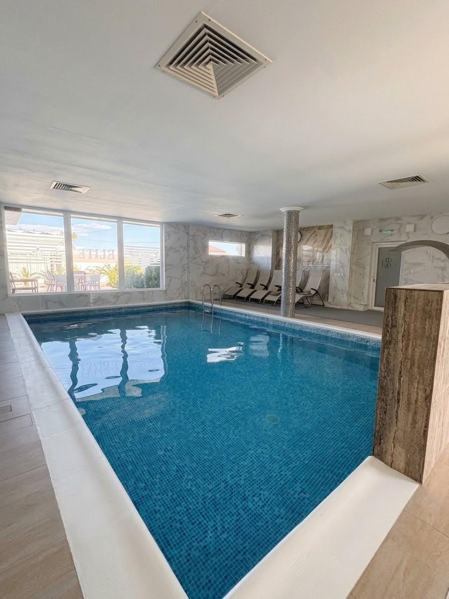 Piscină interioară și zonă de relaxare